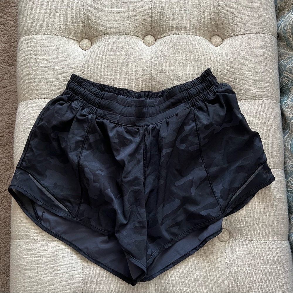 Lululemon black camo shorts size 6 TALL